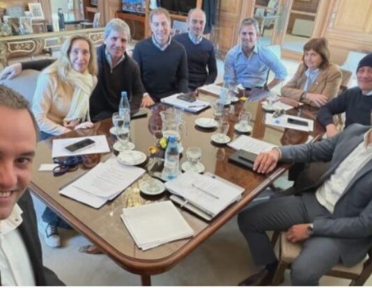 En medio de la interna, se reunió la mesa política: Santiago Caputo, Martín Menem, Manuel Adorni y Patricia Bullrich volvieron a verse cara a cara sin Milei