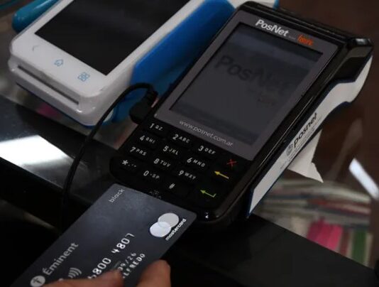 Las familias argentinas destinan cada vez más plata a pagar impuestos y servicios