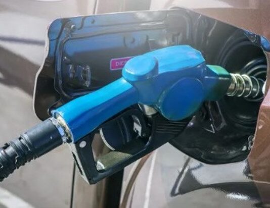 El Gobierno volvió a postergar parte del aumento de impuestos a los combustibles y definió subas parciales en mayo