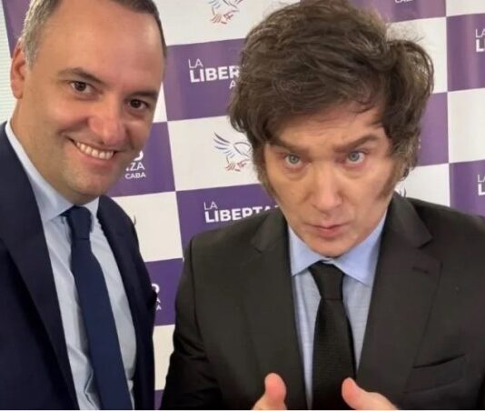 Javier Milei respaldó a Manuel Adorni y descartó una renuncia: «Ni en pedo se va»