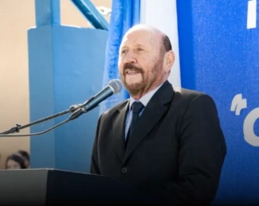 Insfrán volvió a usar una escuela pública como tribuna política y pidió que Milei «esté encerrado cuatro años»