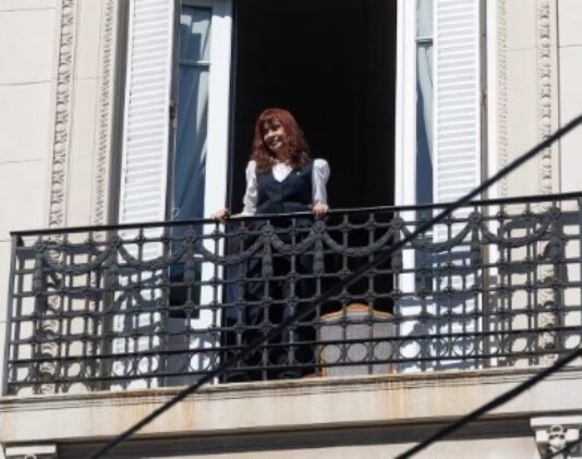 La Justicia intimó a Cristina Kirchner por las manifestaciones alrededor de su casa y le advirtió que podrían revocarle la prisión domiciliaria