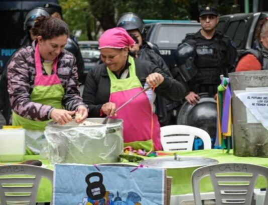 Frente a la casa de Adorni, Barrios de Pie realizará una olla popular y una juntada de firmas