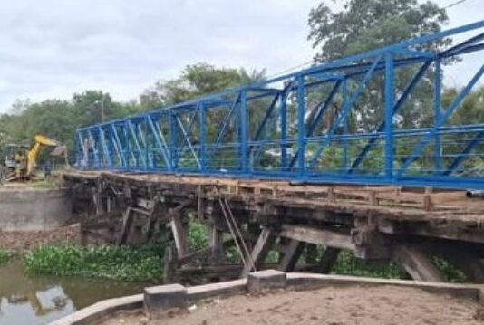 LAGUNA NAINECK: Vialidad Provincial finaliza la construcción de una nueva pasarela metálica sobre el riacho El Porteño en Paso Angelito