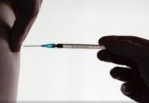 Un fallo judicial vinculó la vacuna del Covid de Pfizer con un efecto adverso neurológico poco conocido