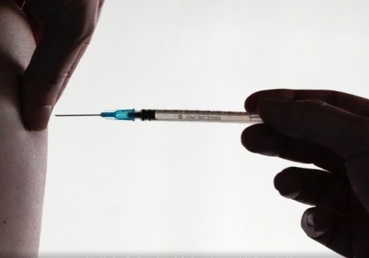 Un fallo judicial vinculó la vacuna del Covid de Pfizer con un efecto adverso neurológico poco conocido