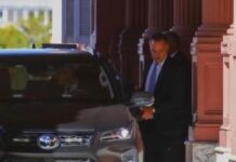 Renunció Manuel Adorni, el funcionario que Milei defendió incansablemente y tuvo que soltar