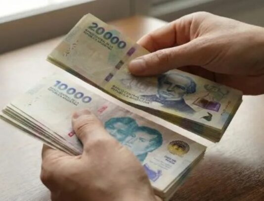 El salario mínimo vale menos que en 2001 y debería triplicarse para recuperar su poder de compra original