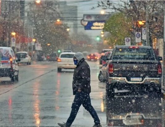 El pronóstico para este jueves: Un frente frío se combina con la humedad (lluvias y lloviznas)