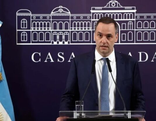 La oposición acusa a Manuel Adorni de «tapar» un posible enriquecimiento ilícito