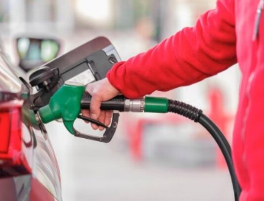 El Gobierno volvió a postergar el aumento de impuestos para contener los precios de la nafta y el gasoil
