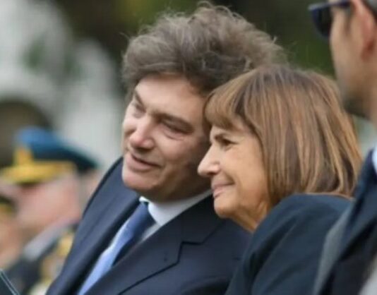 Patricia Bullrich le ofreció a Milei renunciar a la presidencia del bloque de LLA en el senado
