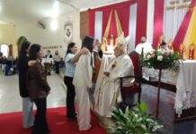 LAGUNA NAINECK: El Monseñor José Vicente Conejero presidió la emotiva ceremonia de Confirmación de jóvenes y adultos de la comunidad.
