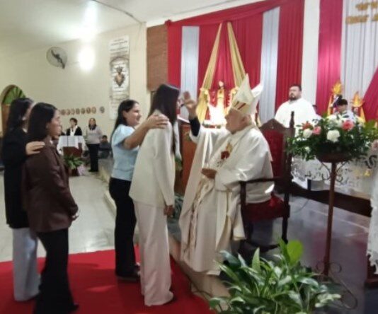 LAGUNA NAINECK: El Monseñor José Vicente Conejero presidió la emotiva ceremonia de Confirmación de jóvenes y adultos de la comunidad.