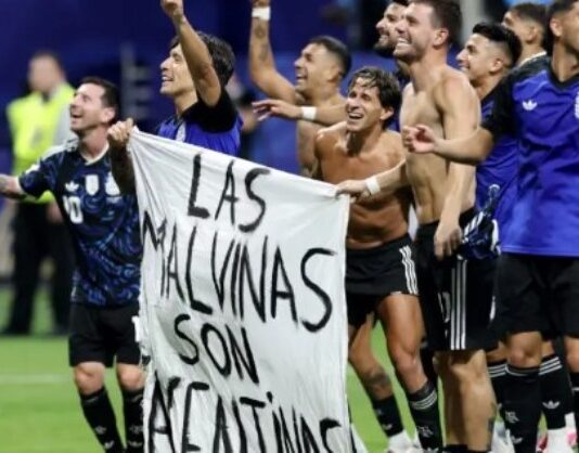 La bandera con un mensaje por las Malvinas que mostraron los jugadores en pleno campo de juego tras el triunfo de Argentina