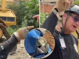 Venezolanos obligaron a un policía a entregar dólares hallados entre los escombros| VIDEO