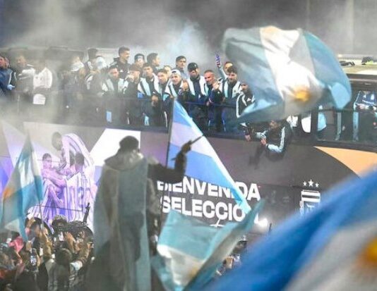 La Selección llegó al país tras el segundo lugar en el Mundial: una multitud saludó al plantel afuera de Ezeiza