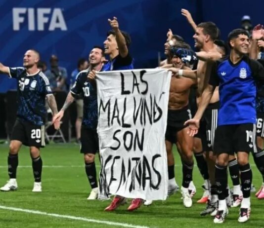 El efecto Selección: la bandera de «Las Malvinas son argentinas» ya se vende en mates, remeras y buzos
