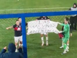 Los jugadores de Tigre mostraron una bandera de Malvinas idéntica a la de la selección argentina en el Mundial