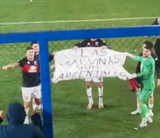 Los jugadores de Tigre mostraron una bandera de Malvinas idéntica a la de la selección argentina en el Mundial