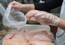 El pollo alcanzó un récord histórico y quedó casi a la altura de la carne vacuna
