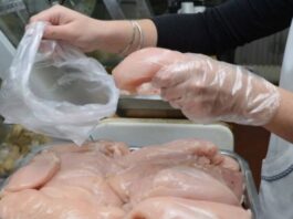 El pollo alcanzó un récord histórico y quedó casi a la altura de la carne vacuna
