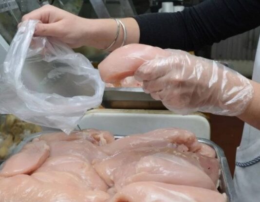 El pollo alcanzó un récord histórico y quedó casi a la altura de la carne vacuna