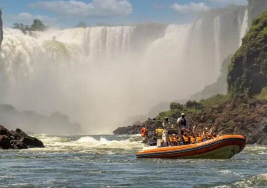 Tragedia en las Cataratas del Iguazú: un turista murió tras el vuelco de una lancha