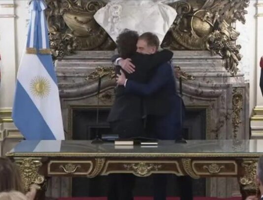 Con Adorni a su lado, Santilli juró como jefe de Gabinete: hubo fuerte presencia de gobernadores y dirigentes del PRO
