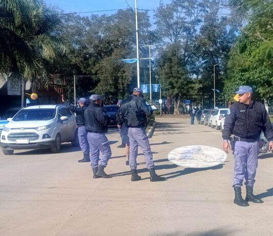 LAGUNA NAINECK: Colisión entre una motocicleta y un automóvil dejó a un hombre con lesiones graves.
