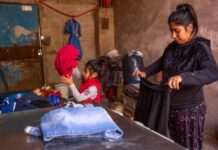 Pobreza infantil: casi 4 de cada 10 niños y adolescentes no puede acceder a ropa o calzado, según la UCA