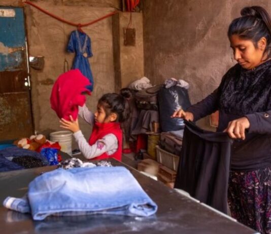Pobreza infantil: casi 4 de cada 10 niños y adolescentes no puede acceder a ropa o calzado, según la UCA