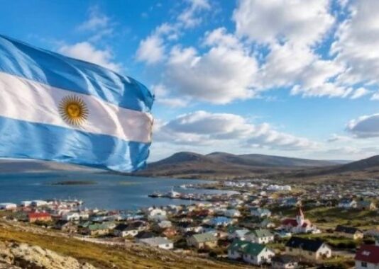 La bandera argentina volvió a flamear en las Islas Malvinas tras 44 años