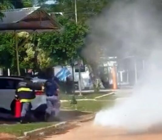 LAGUNA BLANCA: Rápido accionar de la Policía evitó que un automóvil se consumiera en llamas