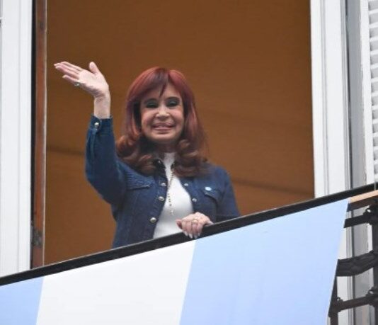 Causa Vialidad: oficializaron el embargo del departamento de Cristina Kirchner donde cumple condena