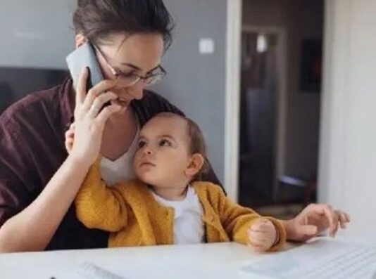 Las canastas de crianza subieron entre 2,1% y 2,4% en agosto: cuánto cuesta mantener a un hijo