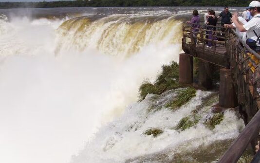 Alerta en las Cataratas del Iguazú por El Niño: cierran la Garganta del Diablo por 40 días debido al riesgo de crecidas extremas