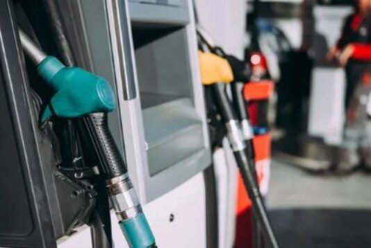 Nafta y gasoil: el Gobierno frenó por un mes la suba de impuestos