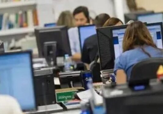 El salario de los empleados públicos cayó un 40,5% en la era Milei