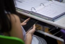 El Colegio Nacional de Buenos Aires prohibió el uso de celulares en las aulas