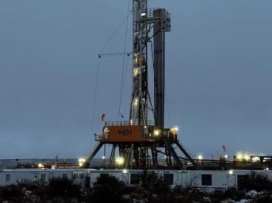 La producción de petróleo es récord en la Argentina y se acerca al millón de barriles diarios